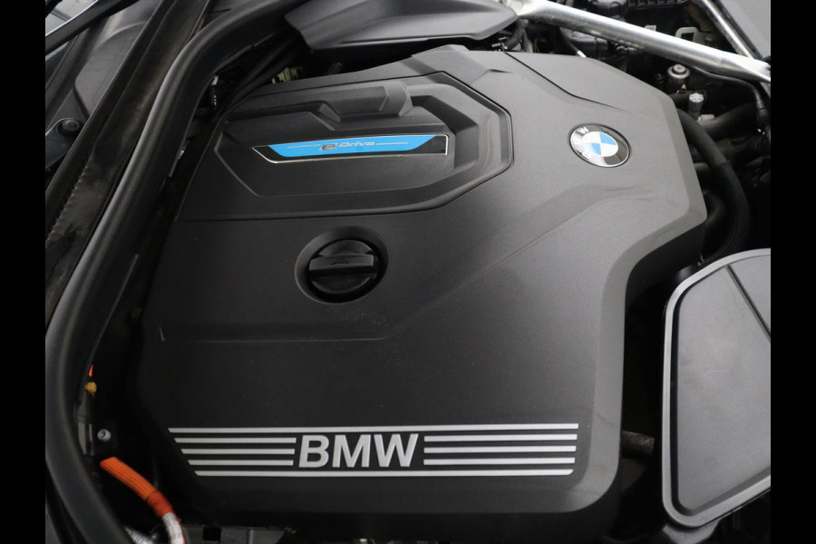 BMW 5 Serie Touring 530e xDrive M Sport | SOH 89,9% | Panoramadak | Head-Up | Full LED | Trekhaak | Carplay | Bluetooth | Navigatie | Sfeerverlichting | Stoelverwarming | Achteruitrij camera | Adaptive cruise control | Climate control
