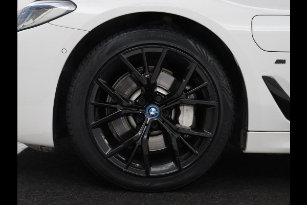 BMW 5 Serie Touring 530e xDrive M Sport | SOH 89,9% | Panoramadak | Head-Up | Full LED | Trekhaak | Carplay | Bluetooth | Navigatie | Sfeerverlichting | Stoelverwarming | Achteruitrij camera | Adaptive cruise control | Climate control