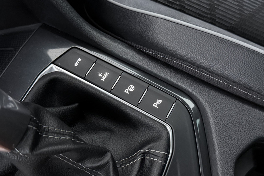 Volkswagen Tiguan 1.4 TSI eHybrid R-Line Business+ (PANORAMADAK, CAMERA, CARPLAY, ADAPTIVE CRUISE, DEALER ONDERHOUDEN)