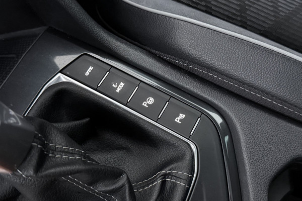 Volkswagen Tiguan 1.4 TSI eHybrid R-Line Business+ (PANORAMADAK, CAMERA, CARPLAY, ADAPTIVE CRUISE, DEALER ONDERHOUDEN)