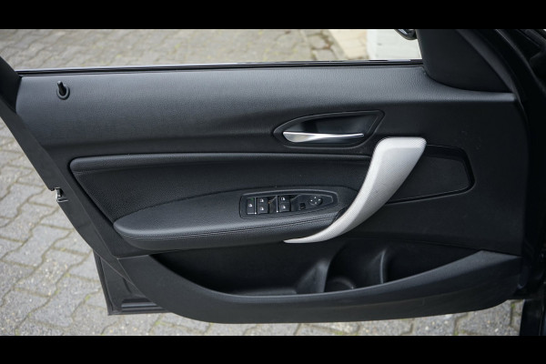 BMW 1-serie 118i M Sport Shadow Line AUTOMAAT|CRUISE|FULL LED|LEDER|NAVIGATIE|PANORAMA|STOELVERWARMING|TREKHAAK