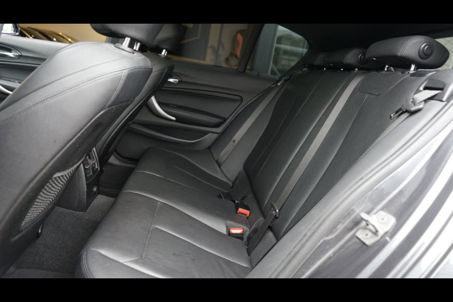 BMW 1-serie 118i M Sport Shadow Line AUTOMAAT|CRUISE|FULL LED|LEDER|NAVIGATIE|PANORAMA|STOELVERWARMING|TREKHAAK