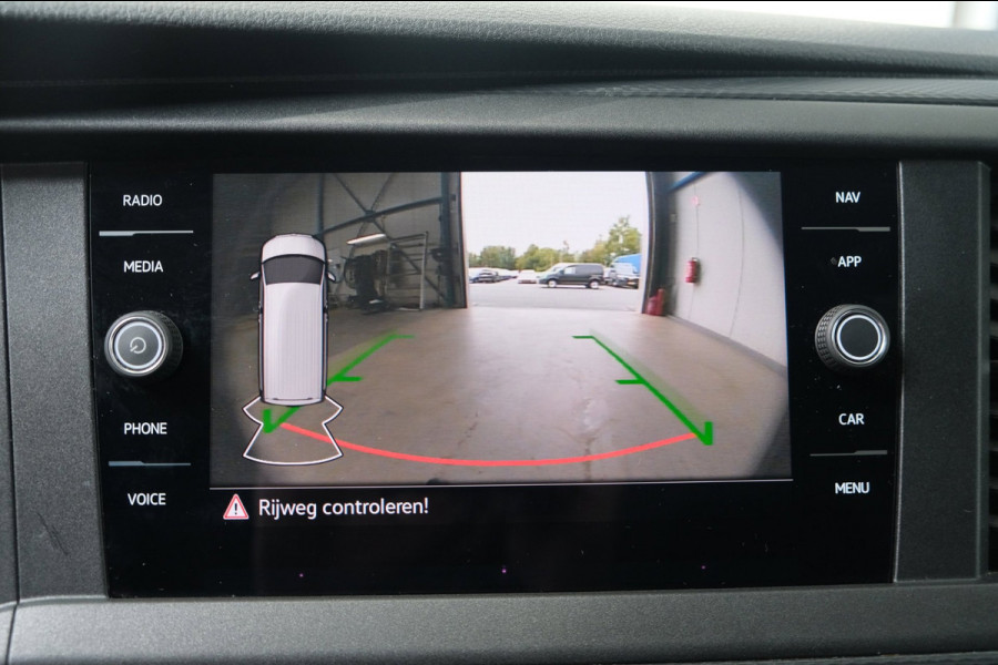 Volkswagen Transporter 2.0 TDI 150PK L2H1 28 Comfortline Automaat - Airco, Cruise, Navi, PDC, Camera, Carplay, Trekhaak.