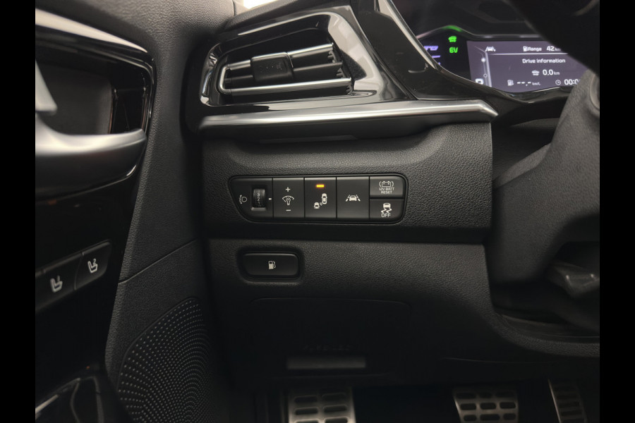 Kia Niro 1.6 GDi Hybrid ExecutiveLine (INCL-BTW) Aut. *PANO | LEATHER | FULL-LED | NAVI-FULLMAP | DIGI-COCKPIT | HEATED-COMFORTSEATS | CAMERA | DAB+ | KEYLESS | ECC | SHIFTPADDLES | ADAPTIVE-CRUISE | LANE-ASSIST | TOWBAR | 18"ALU