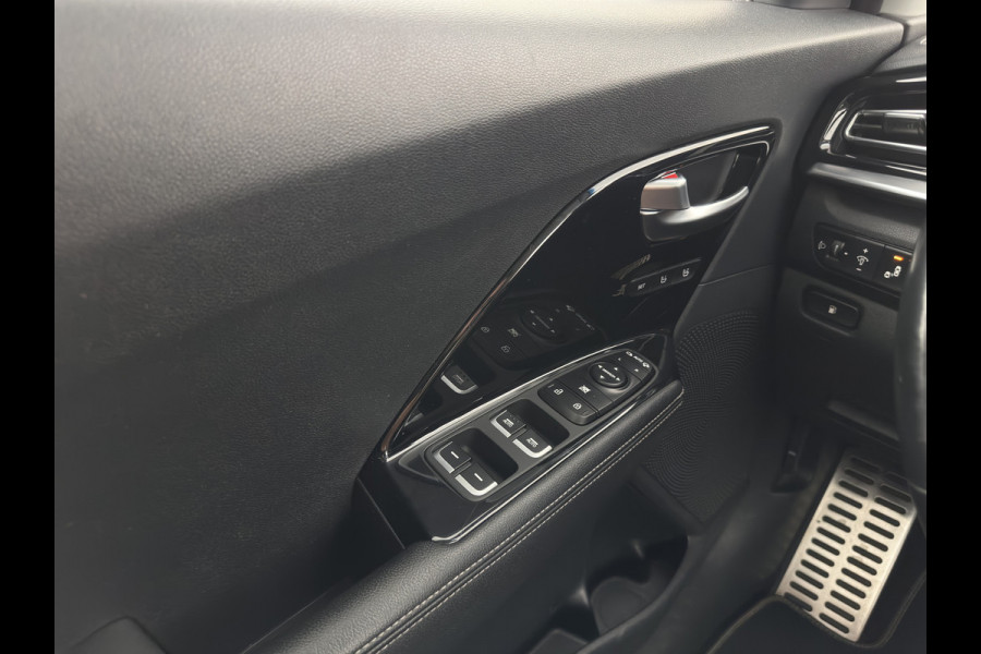 Kia Niro 1.6 GDi Hybrid ExecutiveLine (INCL-BTW) Aut. *PANO | LEATHER | FULL-LED | NAVI-FULLMAP | DIGI-COCKPIT | HEATED-COMFORTSEATS | CAMERA | DAB+ | KEYLESS | ECC | SHIFTPADDLES | ADAPTIVE-CRUISE | LANE-ASSIST | TOWBAR | 18"ALU