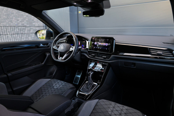 Volkswagen T-Roc 1.5 TSI R-Line Business | CAMERA | STOEL & STUURVERW | PDC V&A | 18'' | CARPLAY |