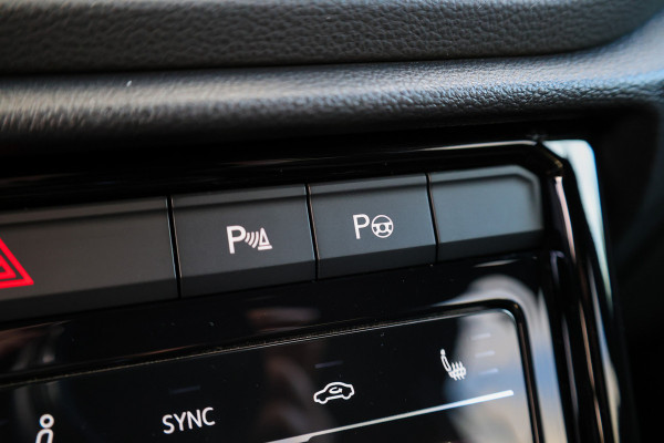 Volkswagen T-Roc 1.5 TSI R-Line Business | CAMERA | STOEL & STUURVERW | PDC V&A | 18'' | CARPLAY |