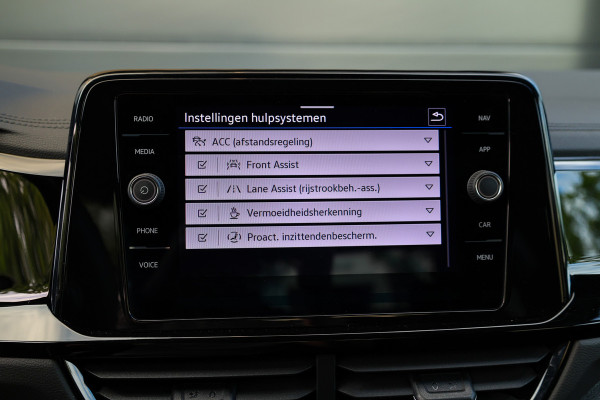Volkswagen T-Roc 1.5 TSI R-Line Business | CAMERA | STOEL & STUURVERW | PDC V&A | 18'' | CARPLAY |