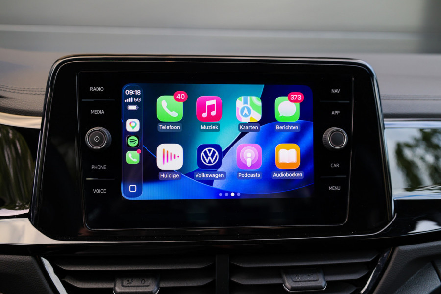 Volkswagen T-Roc 1.5 TSI R-Line Business | CAMERA | STOEL & STUURVERW | PDC V&A | 18'' | CARPLAY |