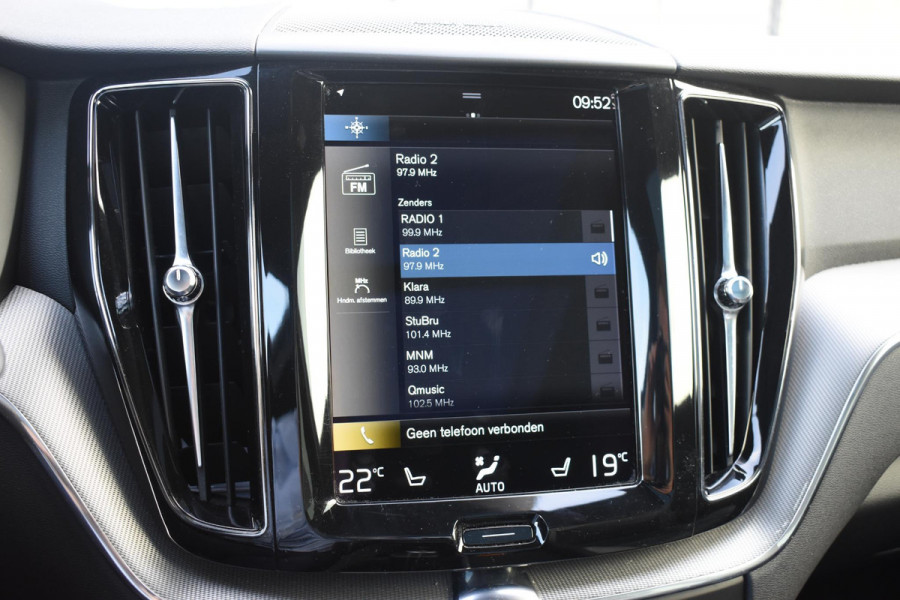 Volvo XC60 B4 197PK Automaat R-Design / Adaptive Cruise control / Elektrische stoelen / Best. stoel met geheugen / Elektrisch panorama schuif-/kanteldak / Stuurverwarming / Stoelverwarming / Achteruitrijcamera / Harman Kardon