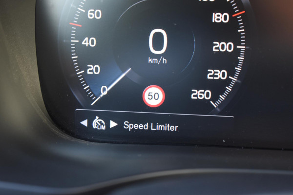 Volvo XC60 B4 197PK Automaat R-Design / Adaptive Cruise control / Elektrische stoelen / Best. stoel met geheugen / Elektrisch panorama schuif-/kanteldak / Stuurverwarming / Stoelverwarming / Achteruitrijcamera / Harman Kardon