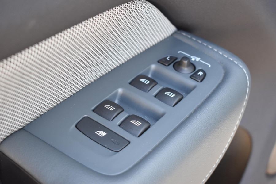 Volvo XC60 B4 197PK Automaat R-Design / Adaptive Cruise control / Elektrische stoelen / Best. stoel met geheugen / Elektrisch panorama schuif-/kanteldak / Stuurverwarming / Stoelverwarming / Achteruitrijcamera / Harman Kardon