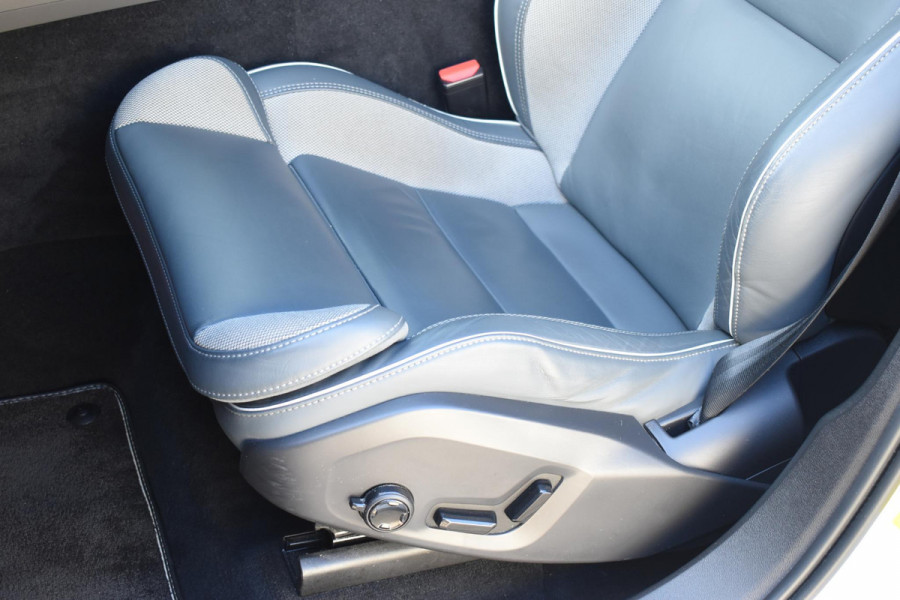 Volvo XC60 B4 197PK Automaat R-Design / Adaptive Cruise control / Elektrische stoelen / Best. stoel met geheugen / Elektrisch panorama schuif-/kanteldak / Stuurverwarming / Stoelverwarming / Achteruitrijcamera / Harman Kardon