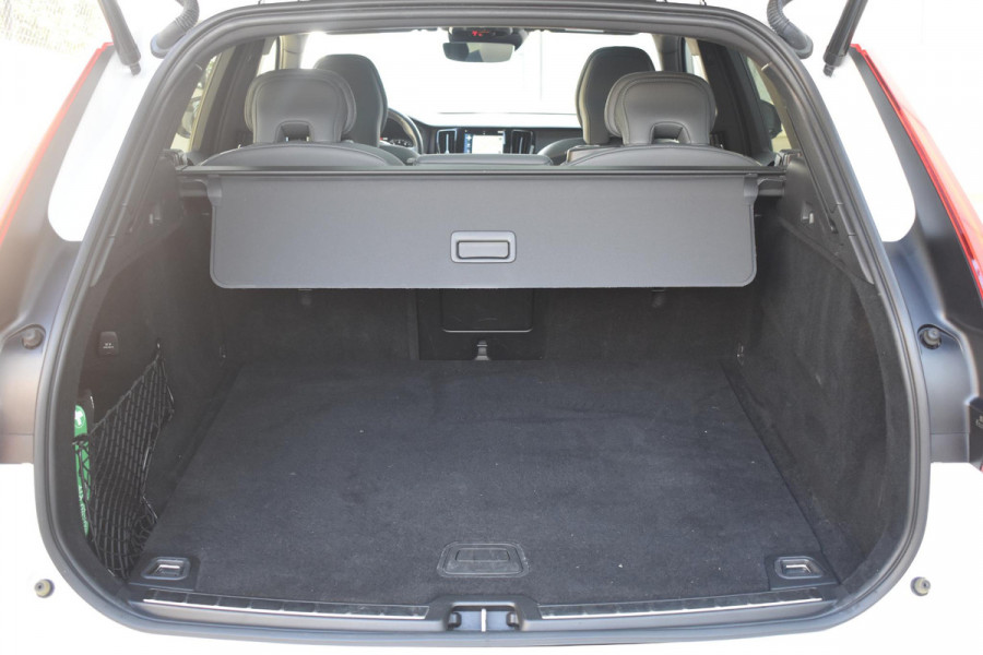 Volvo XC60 B4 197PK Automaat R-Design / Adaptive Cruise control / Elektrische stoelen / Best. stoel met geheugen / Elektrisch panorama schuif-/kanteldak / Stuurverwarming / Stoelverwarming / Achteruitrijcamera / Harman Kardon
