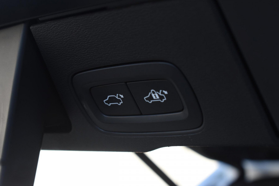 Volvo XC60 B4 197PK Automaat R-Design / Adaptive Cruise control / Elektrische stoelen / Best. stoel met geheugen / Elektrisch panorama schuif-/kanteldak / Stuurverwarming / Stoelverwarming / Achteruitrijcamera / Harman Kardon