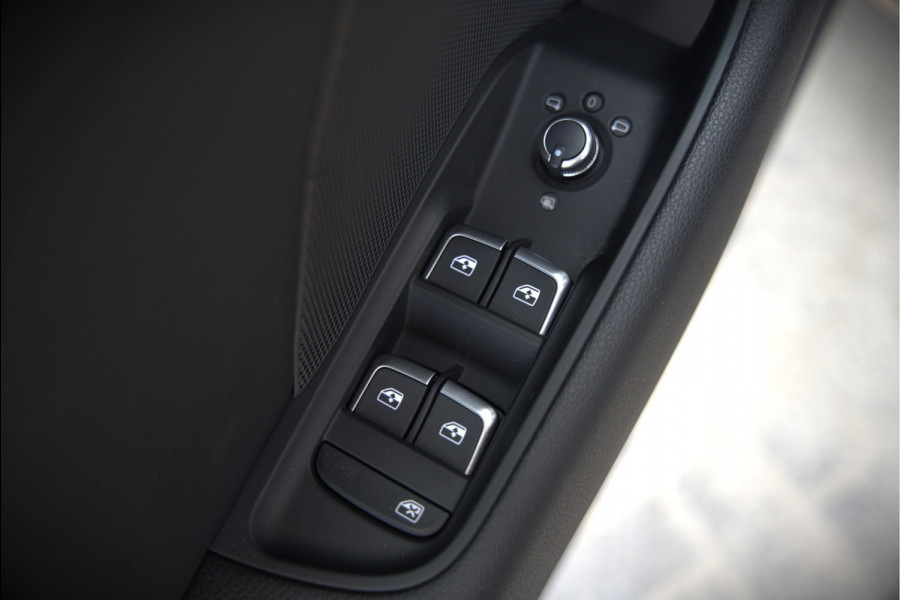 Audi A3 Sportback 35 TFSI CoD Design Pro Line Plus S-Line | Panoramadak | Stoelverwarming | Adaptive Cruise Control | Navigatie | Camera | Parkeersensoren | Climate Control |