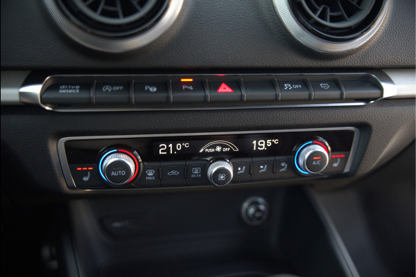 Audi A3 Sportback 35 TFSI CoD Design Pro Line Plus S-Line | Panoramadak | Stoelverwarming | Adaptive Cruise Control | Navigatie | Camera | Parkeersensoren | Climate Control |
