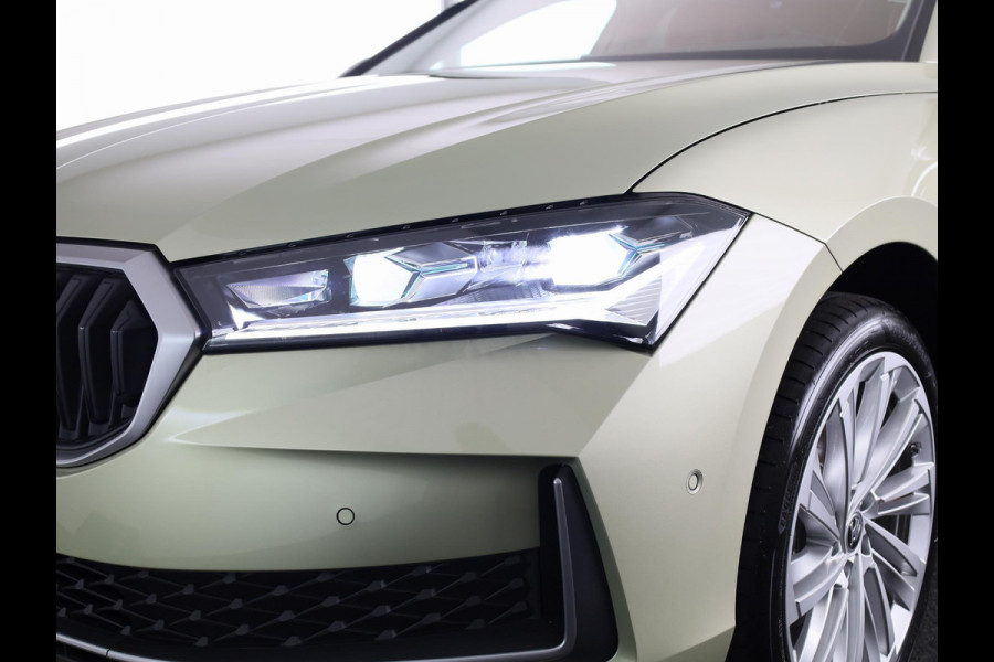 Škoda Superb Combi 1.5 TSI MHEV First Edition 150pk | Panoramadak | Leder | Light & View | Verlengde garantie | 19 inch Lichtmetalen velgen