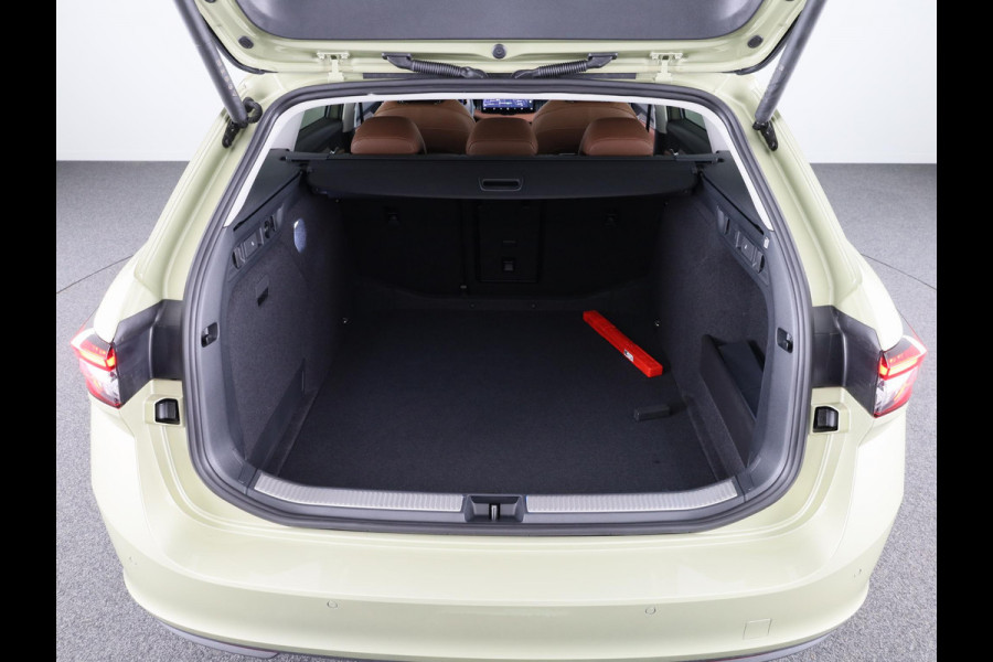 Škoda Superb Combi 1.5 TSI MHEV First Edition 150pk | Panoramadak | Leder | Light & View | Verlengde garantie | 19 inch Lichtmetalen velgen