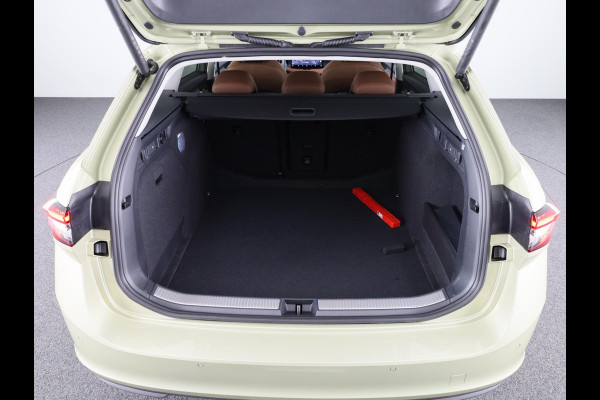 Škoda Superb Combi 1.5 TSI MHEV First Edition 150pk | Panoramadak | Leder | Light & View | Verlengde garantie | 19 inch Lichtmetalen velgen