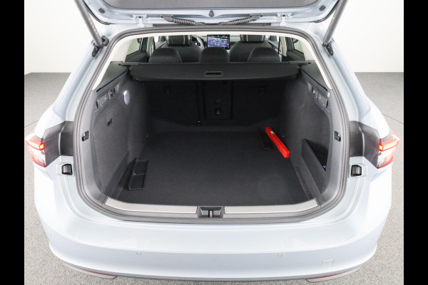 Škoda Superb Combi 1.5 TSI MHEV First Edition 150 pk | Trekhaak wegklapbaar | Panoramadak | Verlengde garantie | Navigatie | Achteruitrijcamera | Verwarmbare voorstoelen