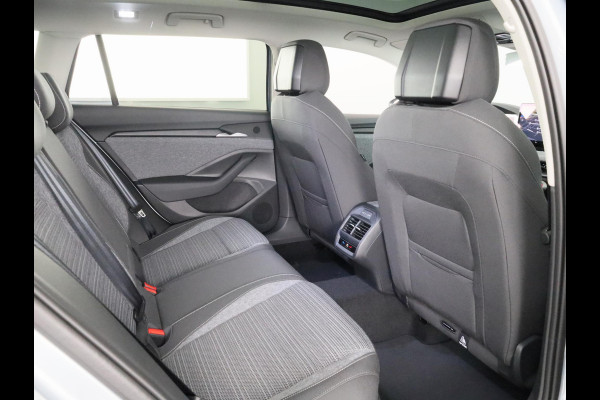 Škoda Superb Combi 1.5 TSI MHEV First Edition 150 pk | Trekhaak wegklapbaar | Panoramadak | Verlengde garantie | Navigatie | Achteruitrijcamera | Verwarmbare voorstoelen