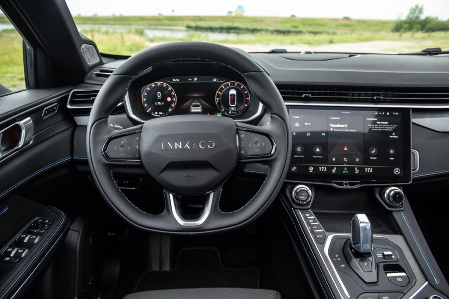 Lynk & Co 01 1.5 BLACK LINE / PANORAMA DAK / 360 CAMERA / CARPLAY / STOELVERWARMING
