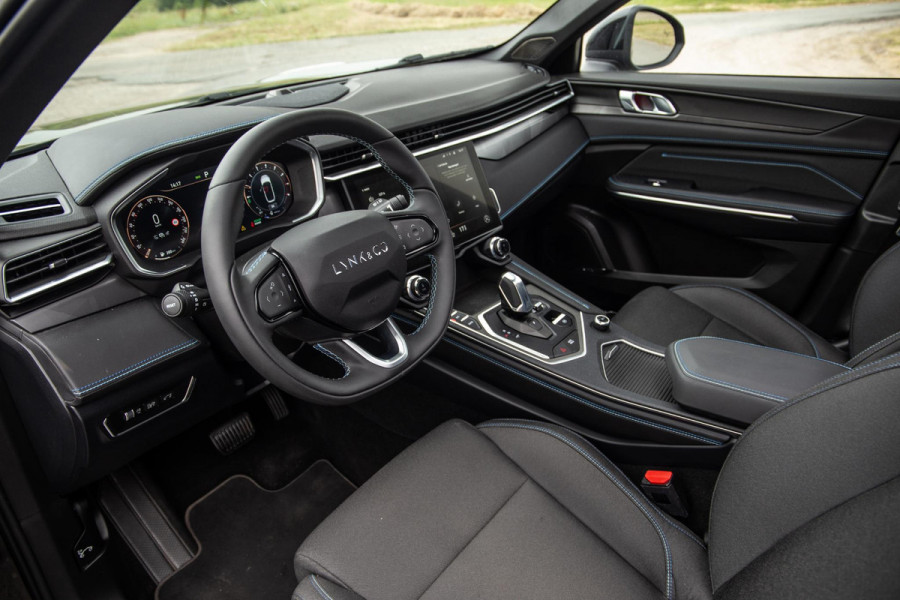 Lynk & Co 01 1.5 BLACK LINE / PANORAMA DAK / 360 CAMERA / CARPLAY / STOELVERWARMING