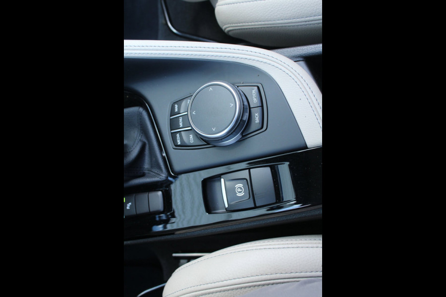 BMW X1 SDrive18i 140pk High Executive AUTOMAAT Panoramadak