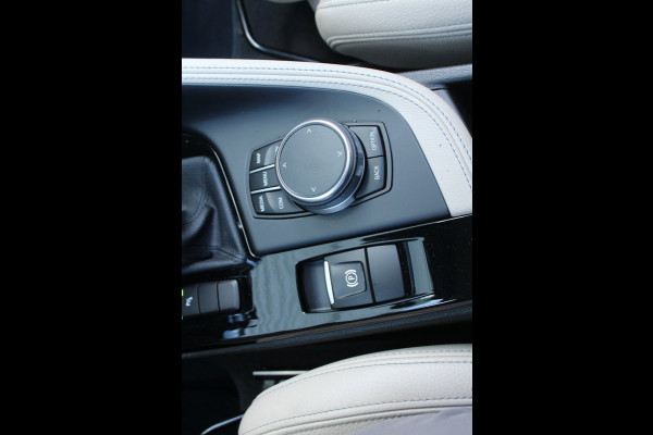 BMW X1 SDrive18i 140pk High Executive AUTOMAAT Panoramadak