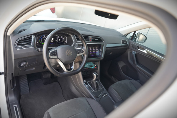 Volkswagen Tiguan 1.4 TSI eHybrid Elegance Business | Stoelverwarming | Stuurverwarming | Massage | 360 Camera | iQ Light | Ambiance Verlichting | Adaptive Cruise Control | Keyless | Apple Carplay | Navigatie | SOH 96%