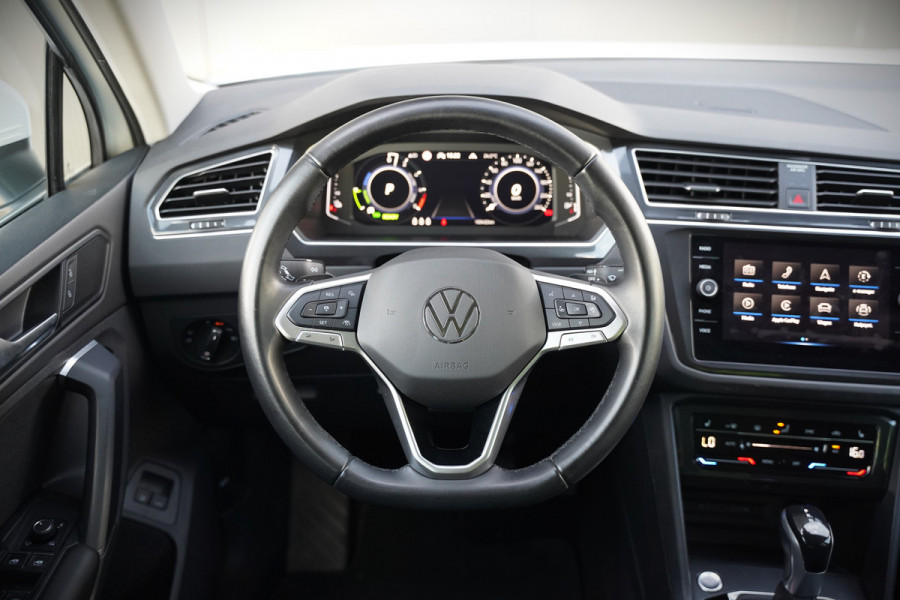 Volkswagen Tiguan 1.4 TSI eHybrid Elegance Business | Stoelverwarming | Stuurverwarming | Massage | 360 Camera | iQ Light | Ambiance Verlichting | Adaptive Cruise Control | Keyless | Apple Carplay | Navigatie | SOH 96%