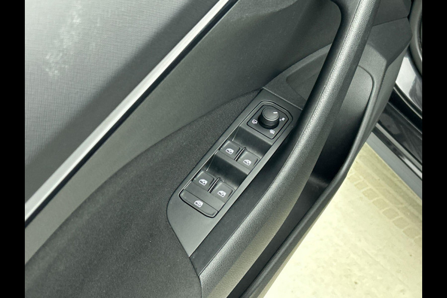 Škoda Kamiq 1.0 TSI Business Edition Automaat DSG Climate control Cruise control LED Keyless Achteruitrijcamera Parkeersensoren Apple Carplay/ Android Auto Radio