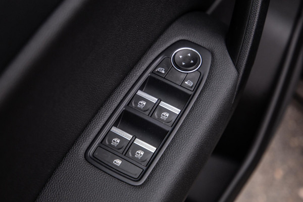Renault Captur Renault Captur E-TECH Plug-in Hybrid Rive Gauche BLACK LINE / CRUISE CONTROLE / NAVI / CARPLAY