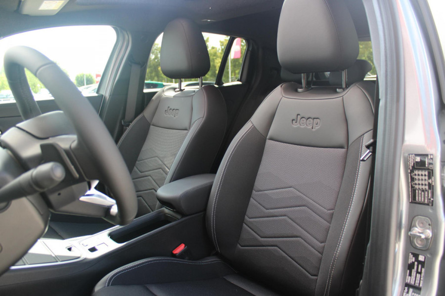 Jeep Avenger 1.2 e-Hybrid 110PK SUMMIT | PANORAMA SCHUIF/KANTEL DAK | INFOTAINMENT & CONVENIENCE PACK: NAVIGATIE/VERKEERBORDENINFORMATIE/KEYLESS ENTRY EN START/HANDSFREE ELEKTRISCH BEDIENBARE ACHTERKLEP/JBL AUDIO SYSTEM/AFDEKKING MIDDENCONSOLE | WINTERPACK: STOELVERWARMING/VERWARMBARE VOORRUITRAND | 18" LICHTMETAAL DIAMOND CUT | ADAPTIVE CRUISE CONTROL + LANE CENTERINGASSIST | SELEC-TERRAIN DRIVING MODE SELECT | 360° PARKEERSENSENSOREN | ACHTERUITRIJCAMERA 180° MET DRONE-VIEW | AUTOMATISCH GROOTLICHT | BLIND SPOT WARNING | FULL LED KOPLAMPEN | ZWART DAK |DRAADLOZE APPLE CARPLAY/AND
