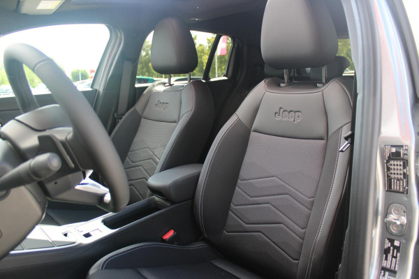 Jeep Avenger 1.2 e-Hybrid 110PK SUMMIT | PANORAMA SCHUIF/KANTEL DAK | INFOTAINMENT & CONVENIENCE PACK: NAVIGATIE/VERKEERBORDENINFORMATIE/KEYLESS ENTRY EN START/HANDSFREE ELEKTRISCH BEDIENBARE ACHTERKLEP/JBL AUDIO SYSTEM/AFDEKKING MIDDENCONSOLE | WINTERPACK: STOELVERWARMING/VERWARMBARE VOORRUITRAND | 18" LICHTMETAAL DIAMOND CUT | ADAPTIVE CRUISE CONTROL + LANE CENTERINGASSIST | SELEC-TERRAIN DRIVING MODE SELECT | 360° PARKEERSENSENSOREN | ACHTERUITRIJCAMERA 180° MET DRONE-VIEW | AUTOMATISCH GROOTLICHT | BLIND SPOT WARNING | FULL LED KOPLAMPEN | ZWART DAK |DRAADLOZE APPLE CARPLAY/AND