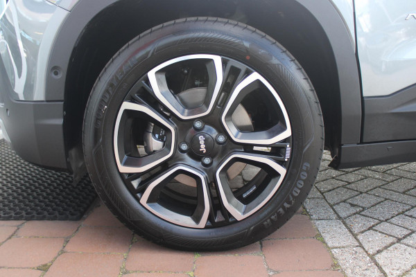 Jeep Avenger 1.2 e-Hybrid 110PK SUMMIT | PANORAMA SCHUIF/KANTEL DAK | INFOTAINMENT & CONVENIENCE PACK: NAVIGATIE/VERKEERBORDENINFORMATIE/KEYLESS ENTRY EN START/HANDSFREE ELEKTRISCH BEDIENBARE ACHTERKLEP/JBL AUDIO SYSTEM/AFDEKKING MIDDENCONSOLE | WINTERPACK: STOELVERWARMING/VERWARMBARE VOORRUITRAND | 18" LICHTMETAAL DIAMOND CUT | ADAPTIVE CRUISE CONTROL + LANE CENTERINGASSIST | SELEC-TERRAIN DRIVING MODE SELECT | 360° PARKEERSENSENSOREN | ACHTERUITRIJCAMERA 180° MET DRONE-VIEW | AUTOMATISCH GROOTLICHT | BLIND SPOT WARNING | FULL LED KOPLAMPEN | ZWART DAK |DRAADLOZE APPLE CARPLAY/AND