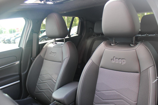 Jeep Avenger 1.2 e-Hybrid 110PK SUMMIT | PANORAMA SCHUIF/KANTEL DAK | INFOTAINMENT & CONVENIENCE PACK: NAVIGATIE/VERKEERBORDENINFORMATIE/KEYLESS ENTRY EN START/HANDSFREE ELEKTRISCH BEDIENBARE ACHTERKLEP/JBL AUDIO SYSTEM/AFDEKKING MIDDENCONSOLE | WINTERPACK: STOELVERWARMING/VERWARMBARE VOORRUITRAND | 18" LICHTMETAAL DIAMOND CUT | ADAPTIVE CRUISE CONTROL + LANE CENTERINGASSIST | SELEC-TERRAIN DRIVING MODE SELECT | 360° PARKEERSENSENSOREN | ACHTERUITRIJCAMERA 180° MET DRONE-VIEW | AUTOMATISCH GROOTLICHT | BLIND SPOT WARNING | FULL LED KOPLAMPEN | ZWART DAK |DRAADLOZE APPLE CARPLAY/AND