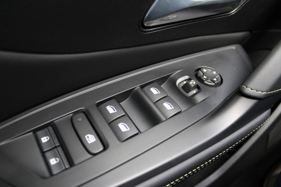 Peugeot 408 1.6 HYbrid 225 EAT8 GT | Panoramadak | Winterpack | Luxe!
