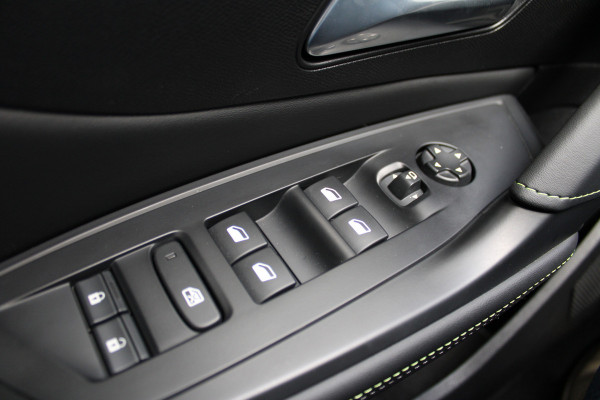 Peugeot 408 1.6 HYbrid 225 EAT8 GT | Panoramadak | Winterpack | Luxe!