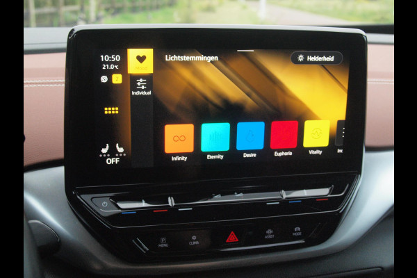 Volkswagen ID.4 Business 77 kWh | Camera | Trekhaak | IQ. LIGHT | Sfeerverlichting | Apple Carplay | NL-Auto |
