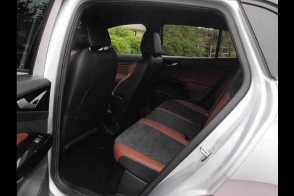 Volkswagen ID.4 Business 77 kWh | Camera | Trekhaak | IQ. LIGHT | Sfeerverlichting | Apple Carplay | NL-Auto |