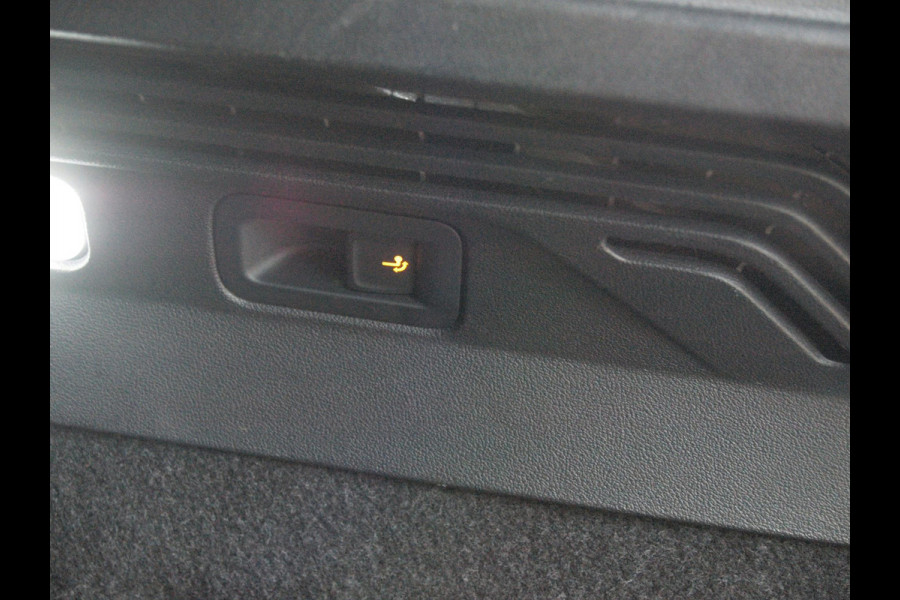 Volkswagen ID.4 Business 77 kWh | Camera | Trekhaak | IQ. LIGHT | Sfeerverlichting | Apple Carplay | NL-Auto |