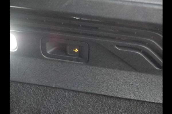 Volkswagen ID.4 Business 77 kWh | Camera | Trekhaak | IQ. LIGHT | Sfeerverlichting | Apple Carplay | NL-Auto |