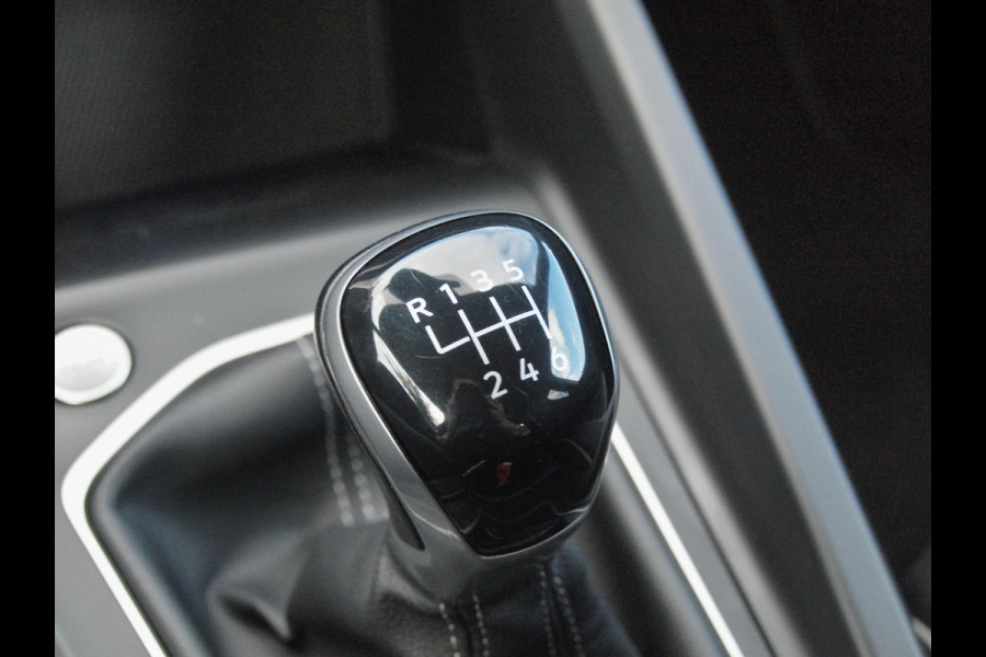 Volkswagen Golf Variant 1.5 TSI R-Line | Camera | Sfeerverlichting | ACC | Apple Carplay | NL-Auto |