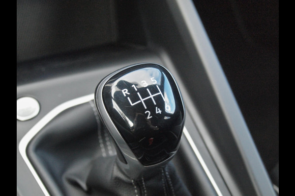 Volkswagen Golf Variant 1.5 TSI R-Line | Camera | Sfeerverlichting | ACC | Apple Carplay | NL-Auto |