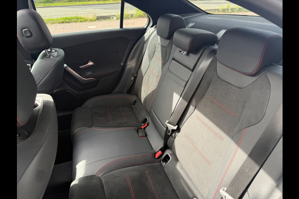 Mercedes-Benz A-Klasse 180 AMG Line | Pano | Sfeer | Airco | Cruise