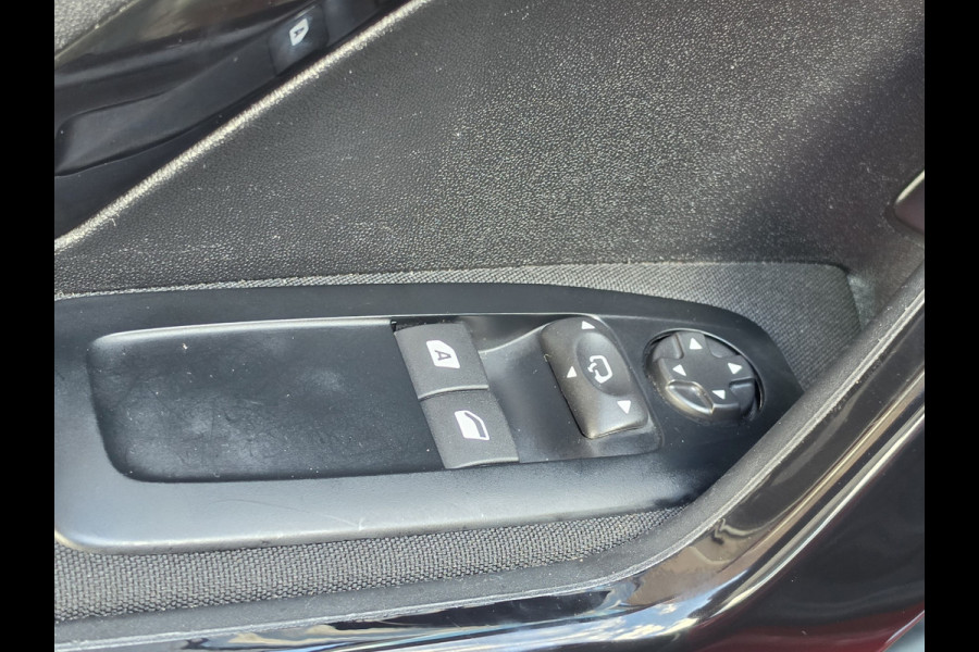 Peugeot 208 1.2 PureTech Signature Carplay Navi Pdc Cruise Controle
