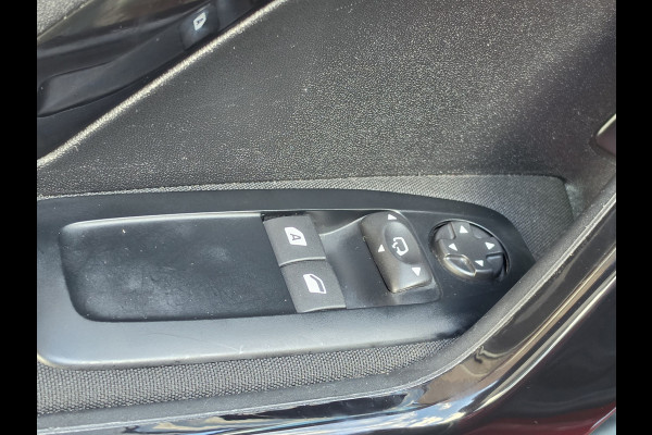 Peugeot 208 1.2 PureTech Signature Carplay Navi Pdc Cruise Controle