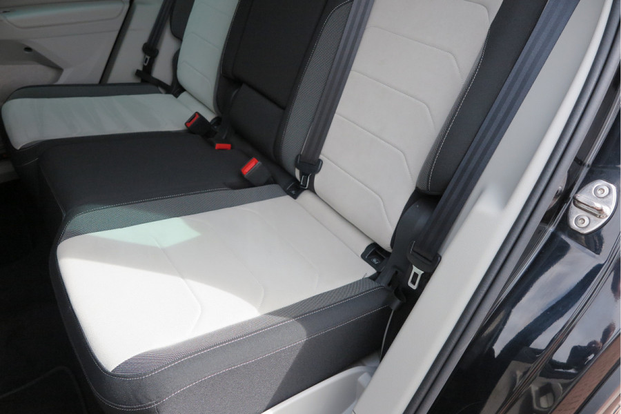Volkswagen Tiguan 1.4 TSI eHybrid Elegance 245pk DSG ,Led matrix,Virtual cockpit,Trekhaak,Stoelverwarming, Led, DAB+ , PDC, LMV Stuurwiel verwarmd, Carplay etc .